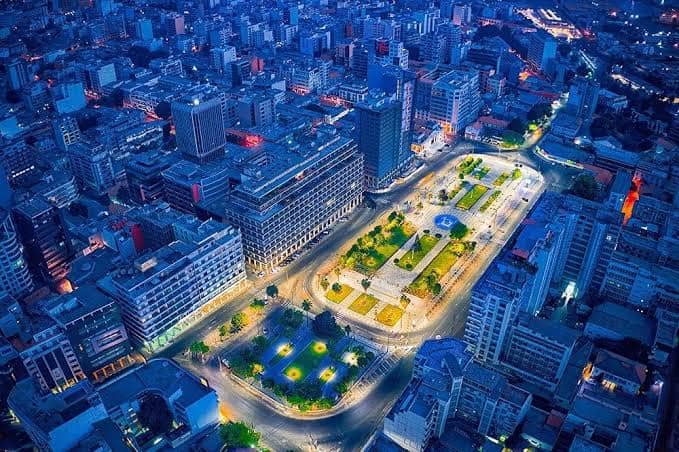 Place de l'Indépendance de nuit